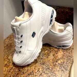 Beautiful Skechers women size 7!! Great condition super cute